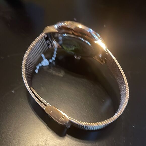 NWOT TOMMY HILFIGER
Carnation Gold-Tone Stainless Steel Mesh Bracelet Watch 40mm - Picture 3 of 4